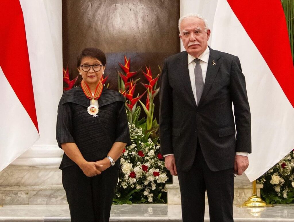 Menteri Luar Negeri saat Menerima Penghargaan melalui Utusan Khusus Presiden Palestina, Riyad Al-Maliki, pada Senin (19/08/2024) di Gedung Pancasila, Jakarta. Foto : ig/@ussfeed